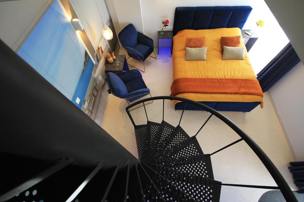 einen Blick über ein Zimmer mit einem Bett und Stühlen in der Unterkunft B&B Ferienhof AB Wellness Suite in Büllingen