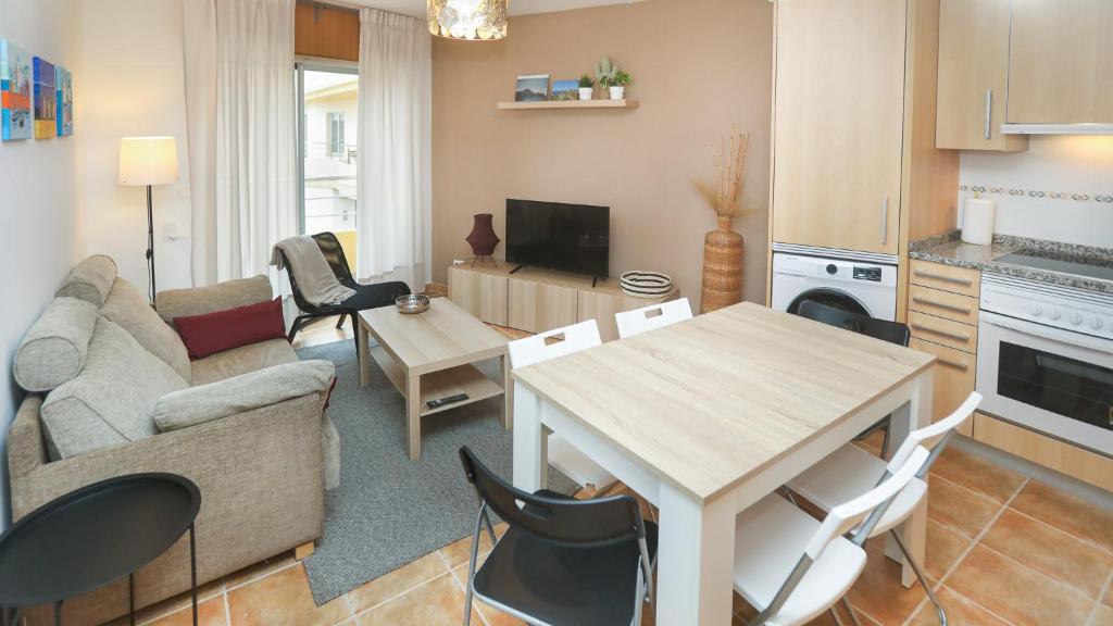 ein Wohnzimmer mit einem Sofa und einem Tisch in der Unterkunft Hospedium Galitrips Airexa in Corcubión