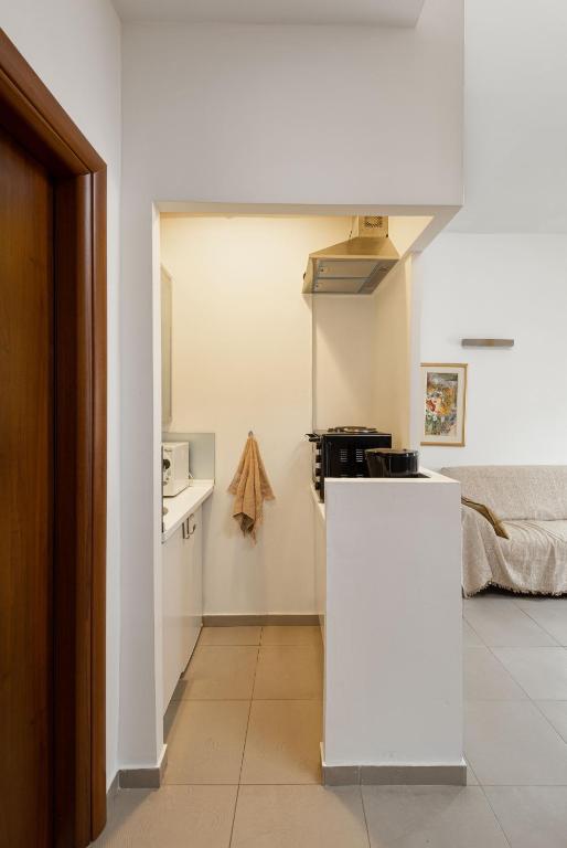 A kitchen or kitchenette at Delmare Dahlia double apartment