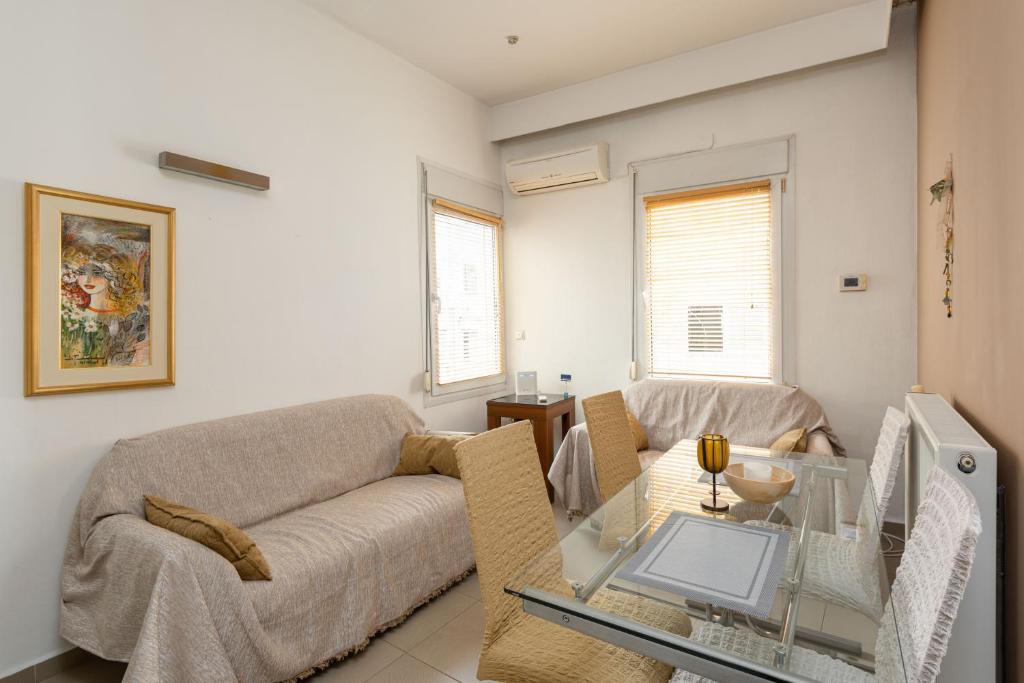 A seating area at Delmare Dahlia double apartment