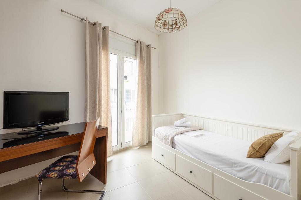 A television and/or entertainment centre at Delmare Dahlia double apartment
