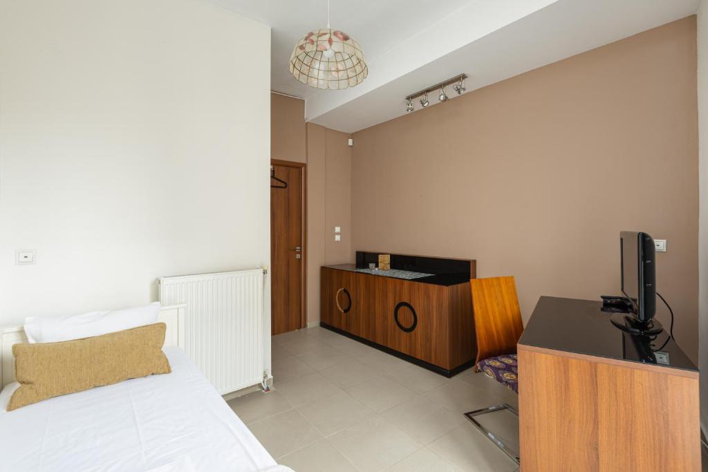 A bed or beds in a room at Delmare Dahlia double apartment