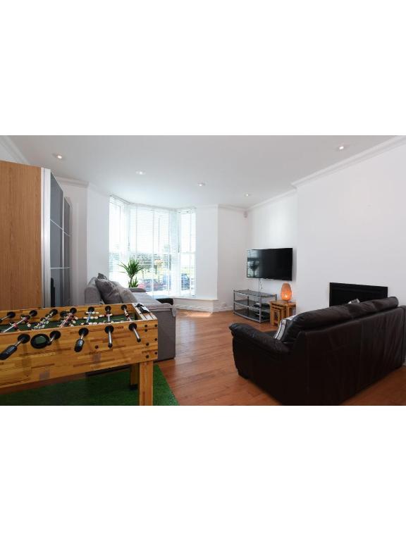 Pass the Keys Huge 2bed central apartment with parking