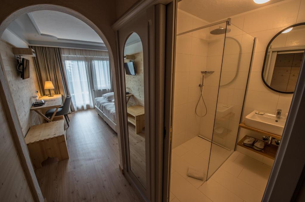 Koupelna v ubytování Hotel Ciasa Salares