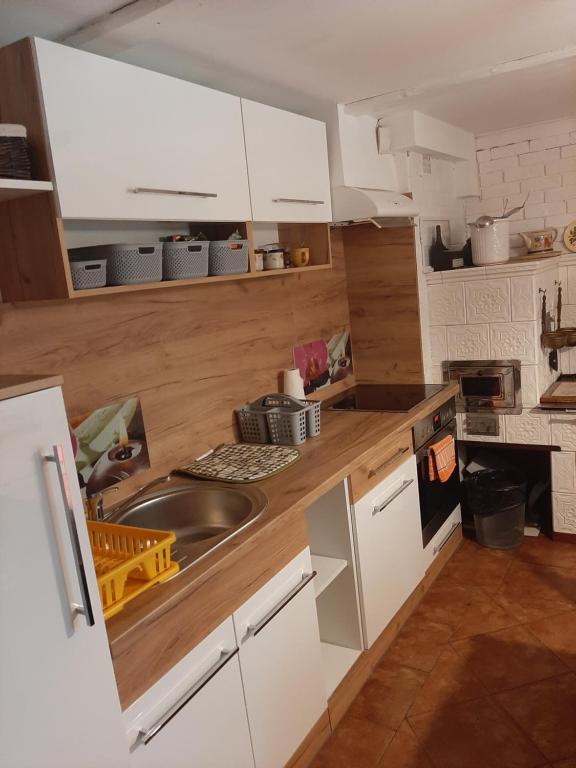 Kuchyňa alebo kuchynka v ubytovaní Chata Andreasa