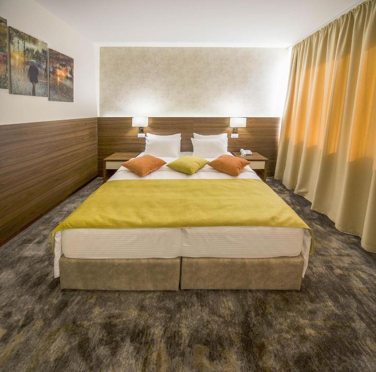 Postel nebo postele na pokoji v ubytování Hotel Marshal Garni