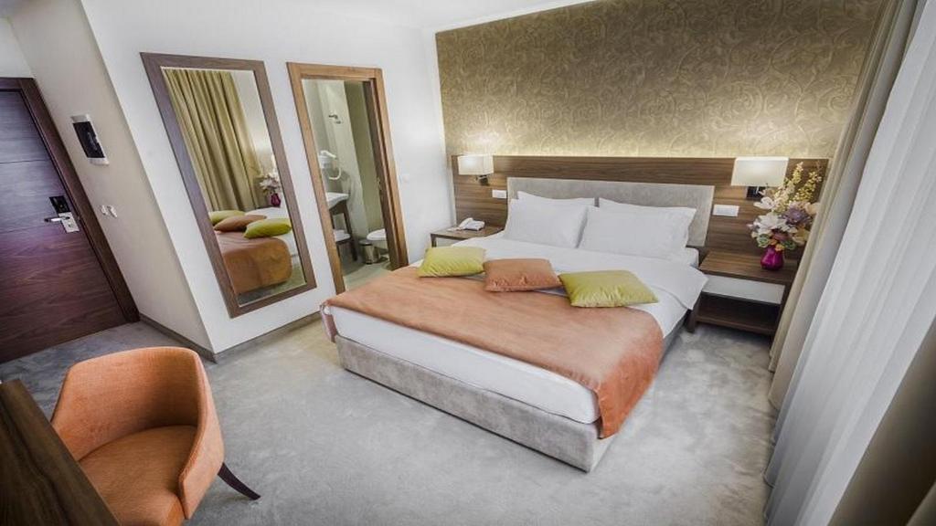 Postel nebo postele na pokoji v ubytování Hotel Marshal Garni