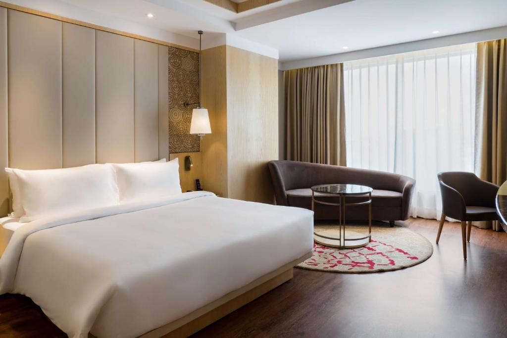 Postel nebo postele na pokoji v ubytování Radisson Bhopal