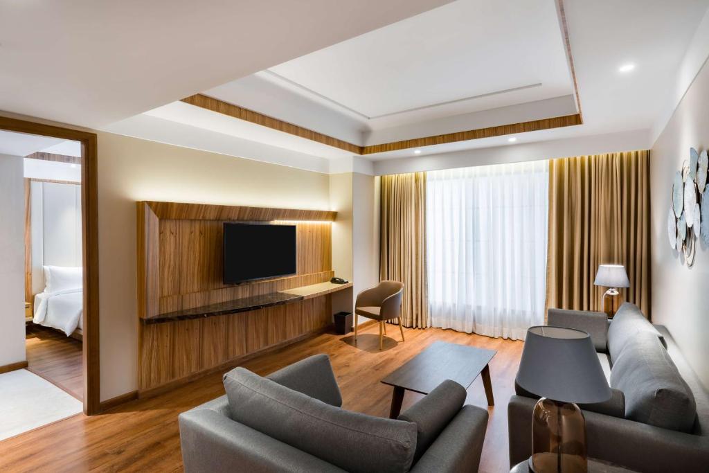 TV a/nebo společenská místnost v ubytování Radisson Bhopal