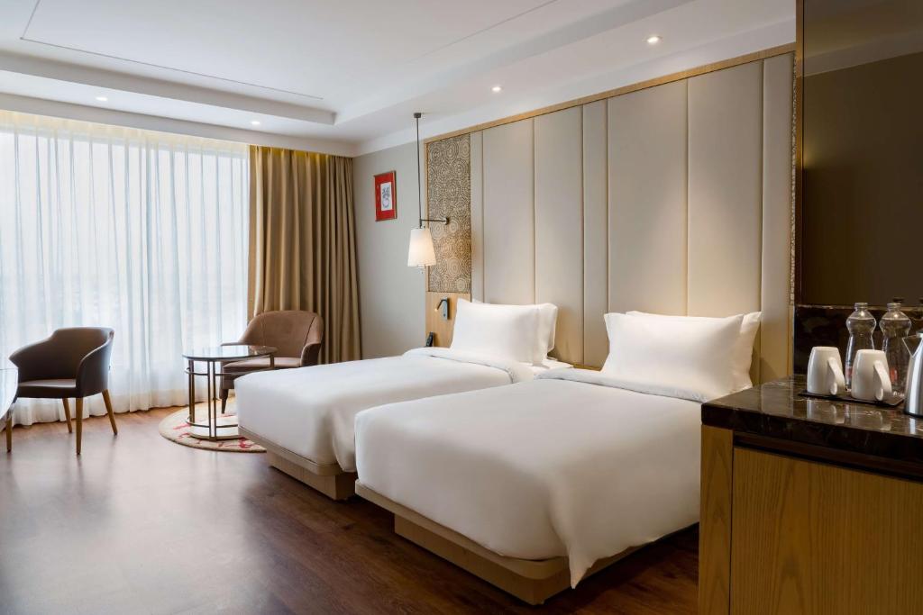 Postel nebo postele na pokoji v ubytování Radisson Bhopal