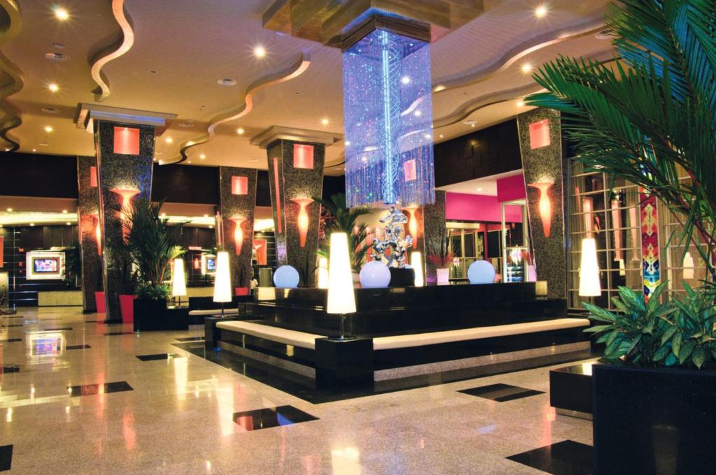 a lobby of a building with a lobbyasteryasteryasteryasteryasteryasteryasteryastery at Riu Plaza Panamá in Panama City