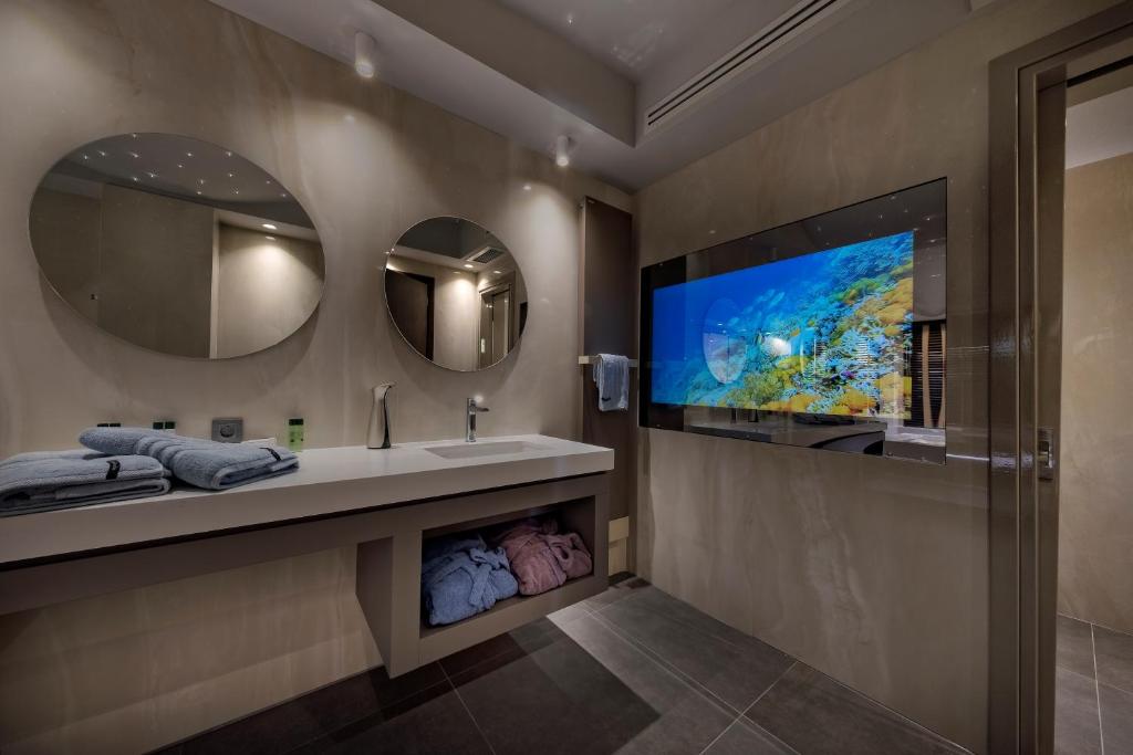 Telewizja i/lub zestaw kina domowego w obiekcie Iakovakis Suites & Spa