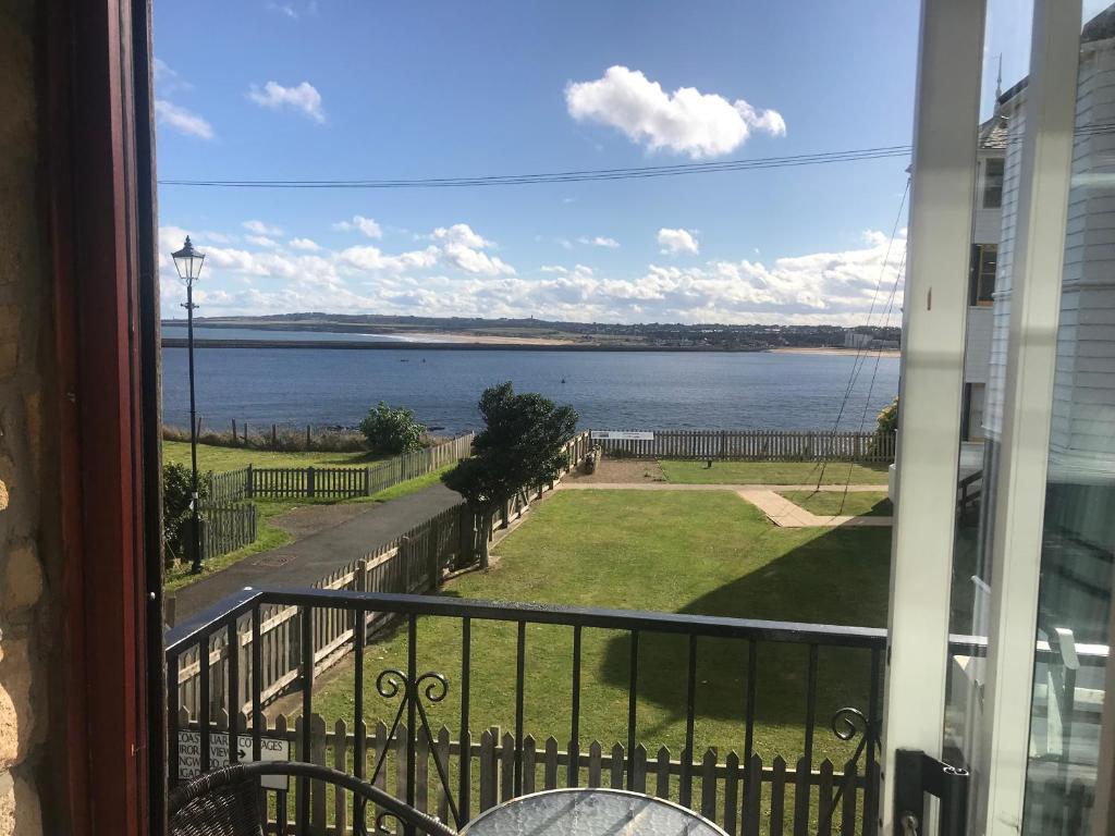 balkon z widokiem na wodę w obiekcie The View w mieście Tynemouth