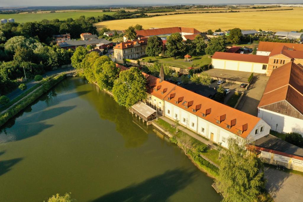 widok z powietrza na budynek obok rzeki w obiekcie Hotel Čertousy w Pradze