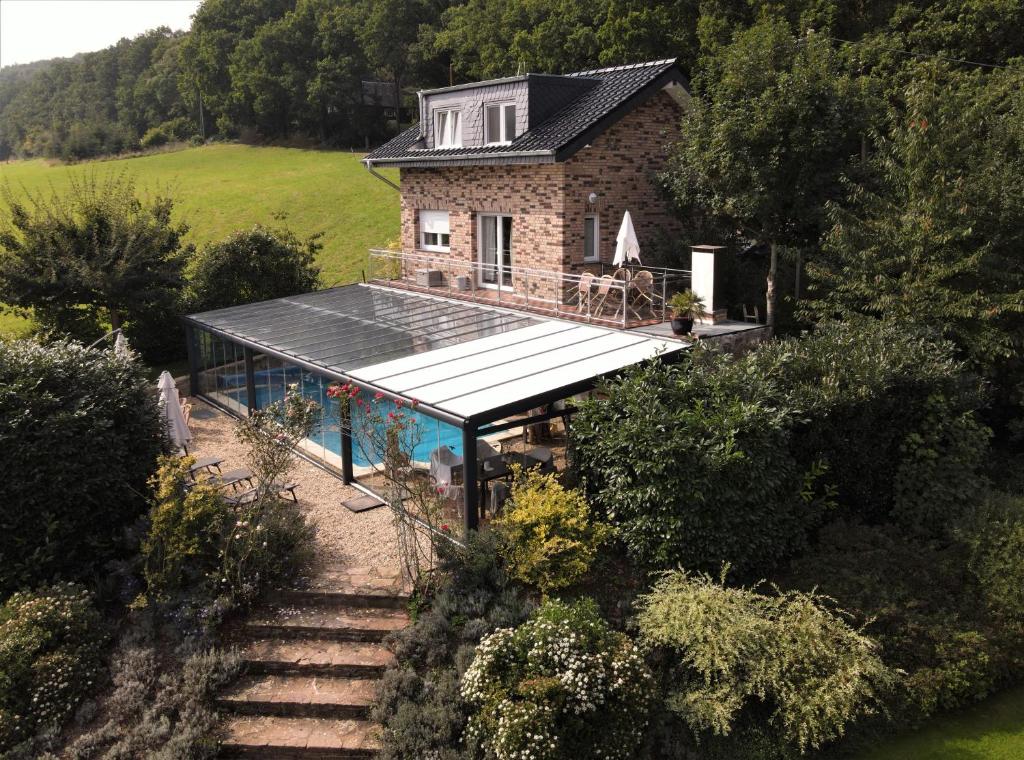 een huis met een zonnedak op een heuvel bij Wellness Apartments Sophienhöhe AM POOL in Mechernich