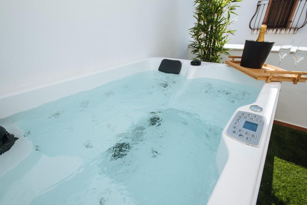 Urban Pulses Alameda - Jacuzzi privado exterior en Sevilla