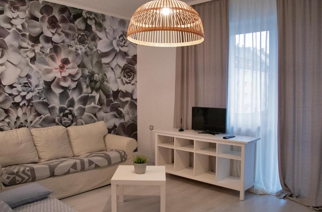 sala de estar con sofá y TV en Griffn Properties Lifestyle, en Essen