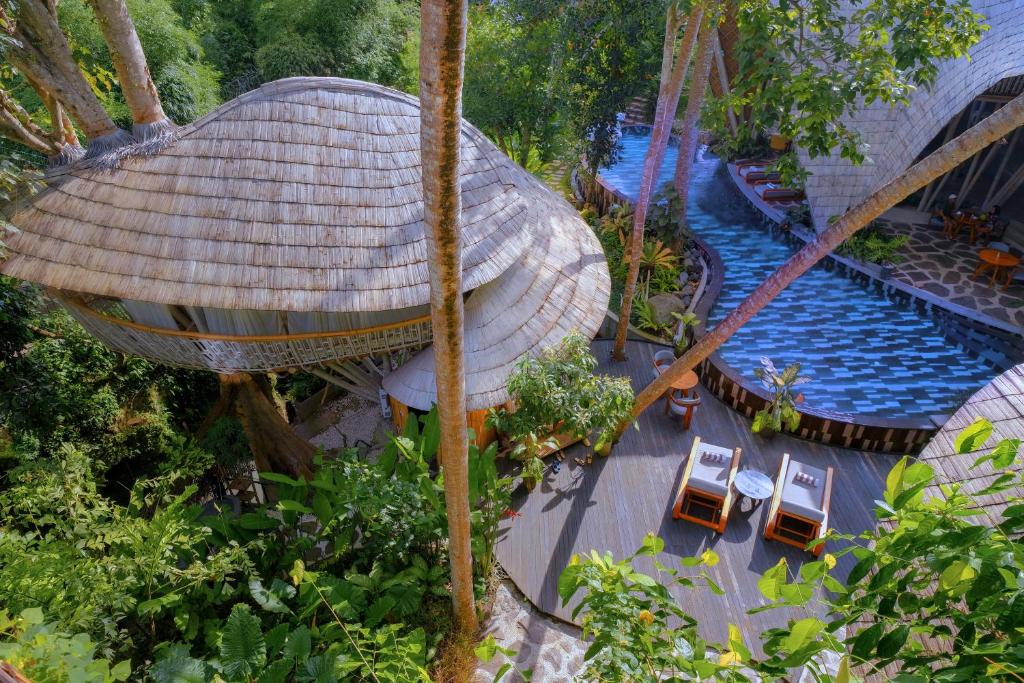 Ulaman Eco Luxury Resort في تابانان: اطلالة جوية على منتجع مع مسبح