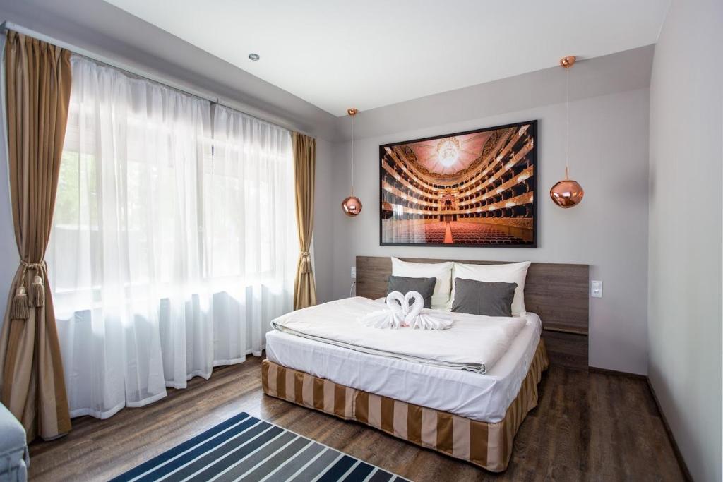 Łóżko lub łóżka w pokoju w obiekcie Waterfront Lodge