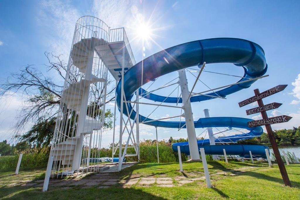 zjeżdżalnia wodna w parku ze zjeżdżalnią niebieską w obiekcie Waterfront Lodge w mieście Dunapataj