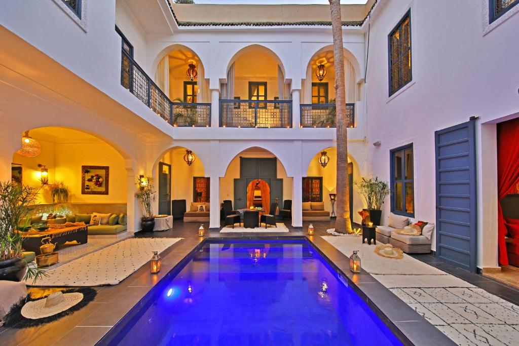 Cette grande maison dispose d'un salon avec une piscine. dans l'établissement Riad Anyssates, à Marrakech