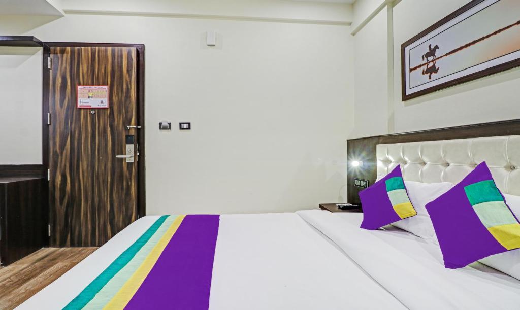 Postel nebo postele na pokoji v ubytování Treebo Premium Raj Vista Global Village