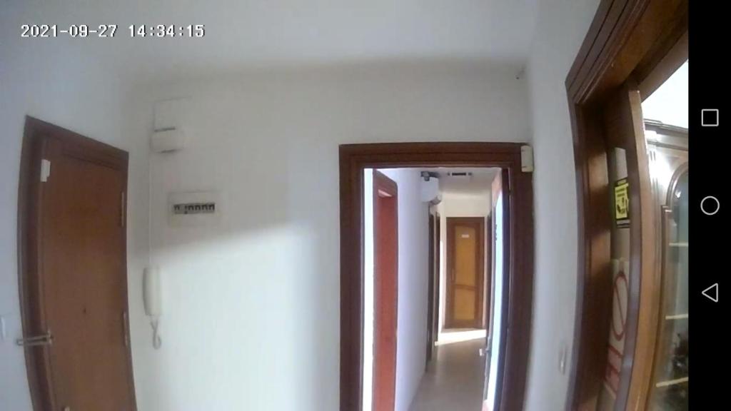 een hal met een deur en een spiegel in een kamer bij Rpg in Benidorm