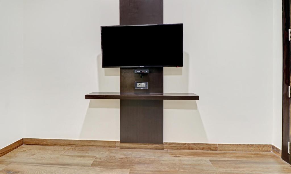 TV a/nebo společenská místnost v ubytování Treebo Premium Raj Vista Global Village