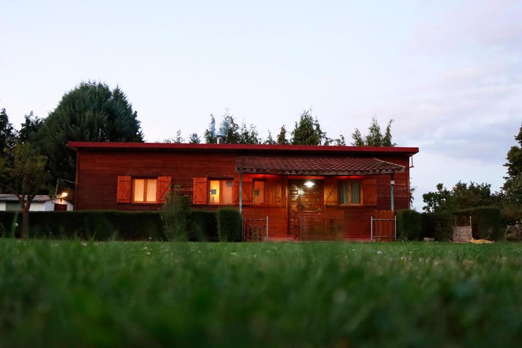 a house in the middle of a field at MI CASA DE MADERA in Paúl