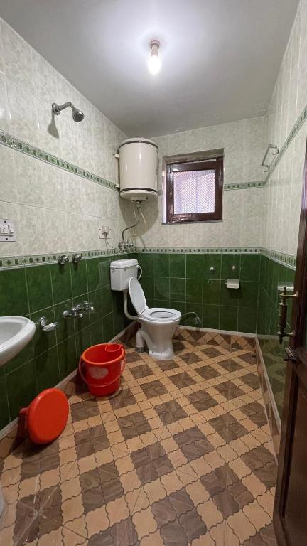 Koupelna v ubytování Dilaram Guest House