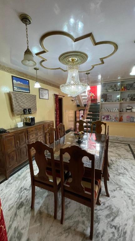 Kuchyň nebo kuchyňský kout v ubytování Dilaram Guest House