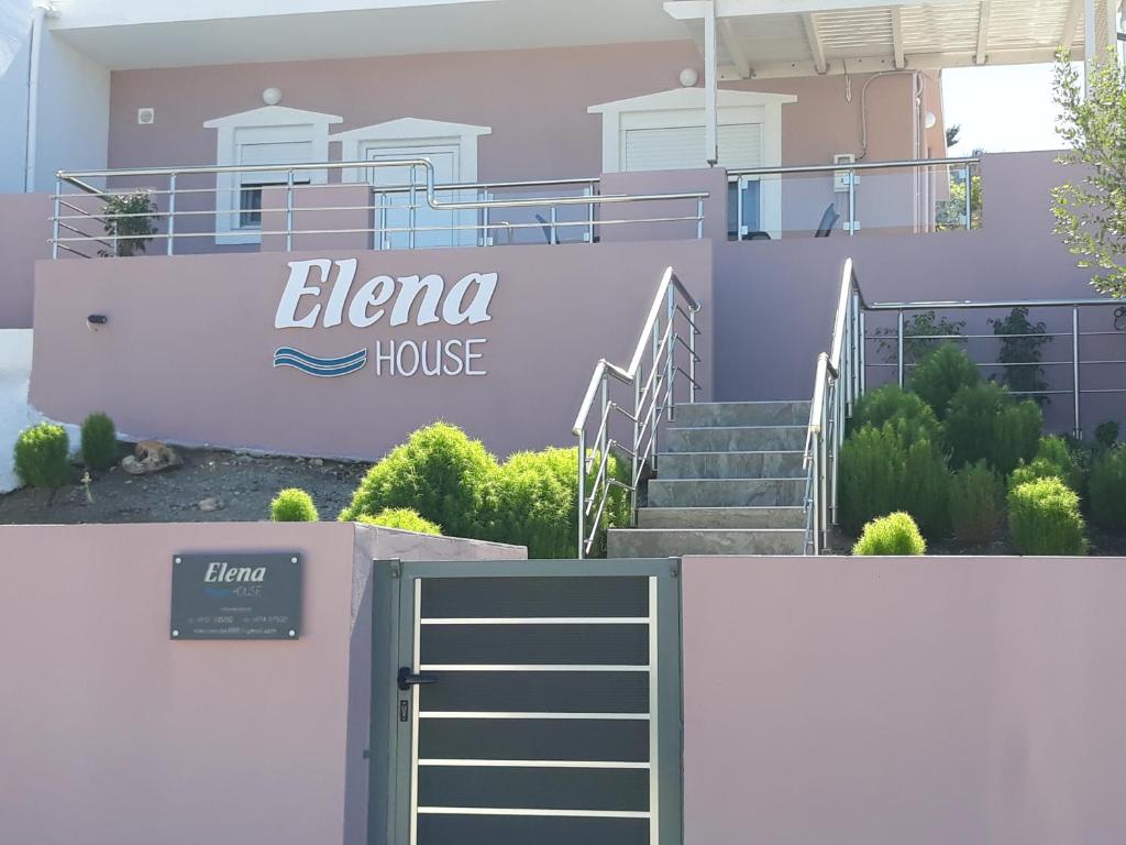 Una casa con un cartel que lee la casa Elena en Elena House, en Kalamaki