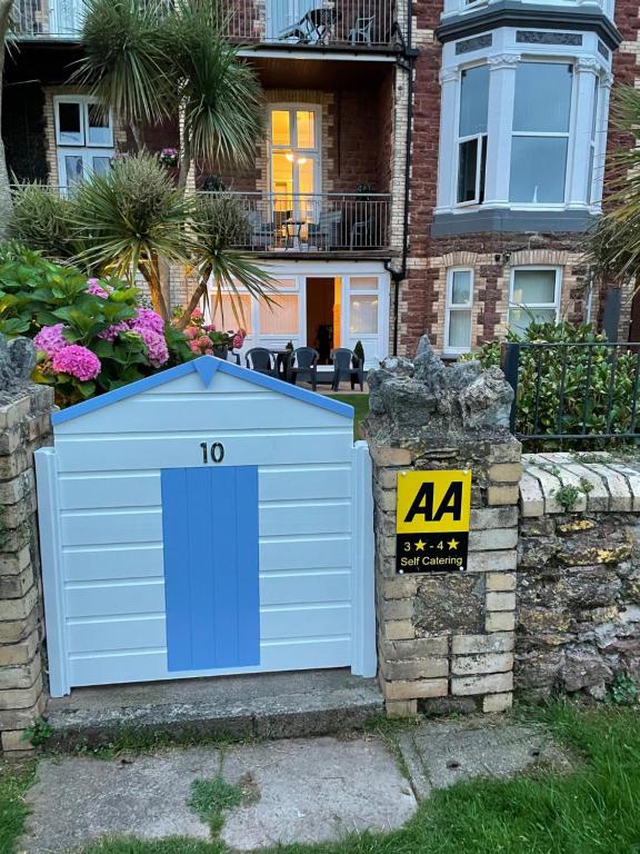 una puerta de garaje azul frente a una casa en Bedford Holiday Apartments, en Paignton