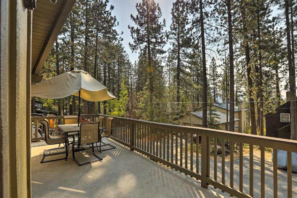 Balkón nebo terasa v ubytování Steps to Nevada Beach Zephyr Cove Home with Deck!