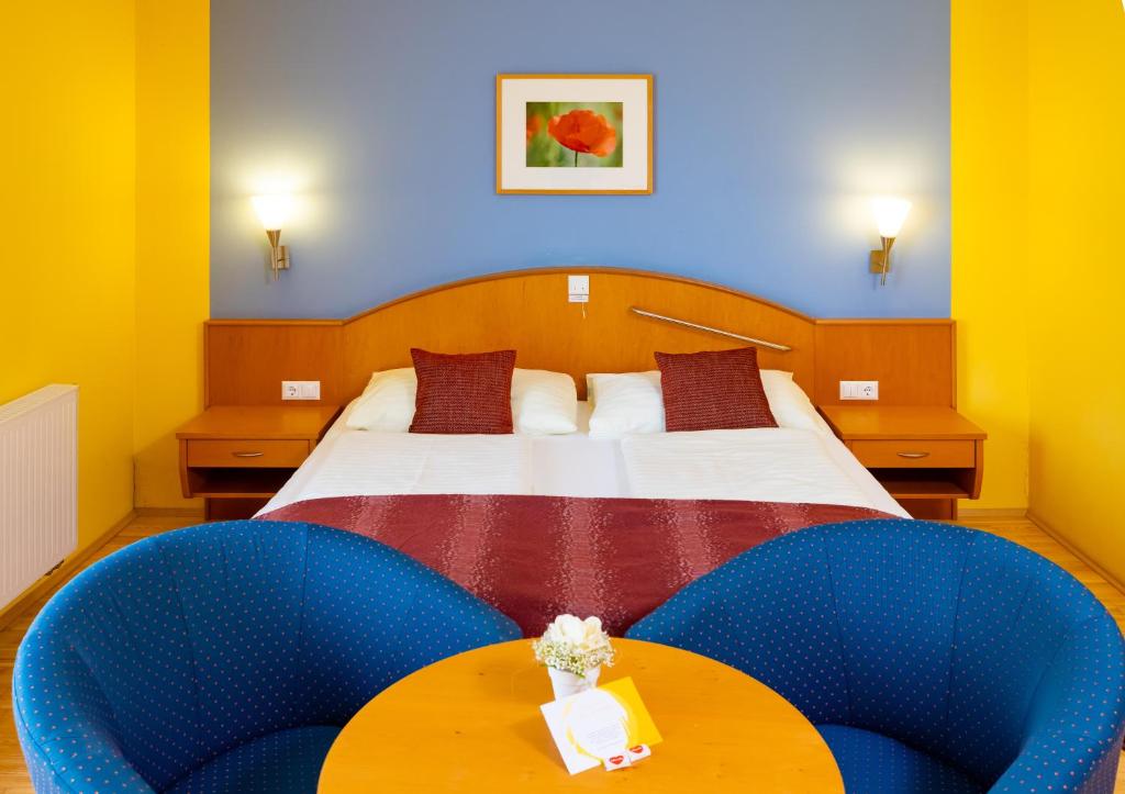Postel nebo postele na pokoji v ubytování Golf & Thermenland Sonnenpension Frühstückshotel Burgauberg Stegersbach
