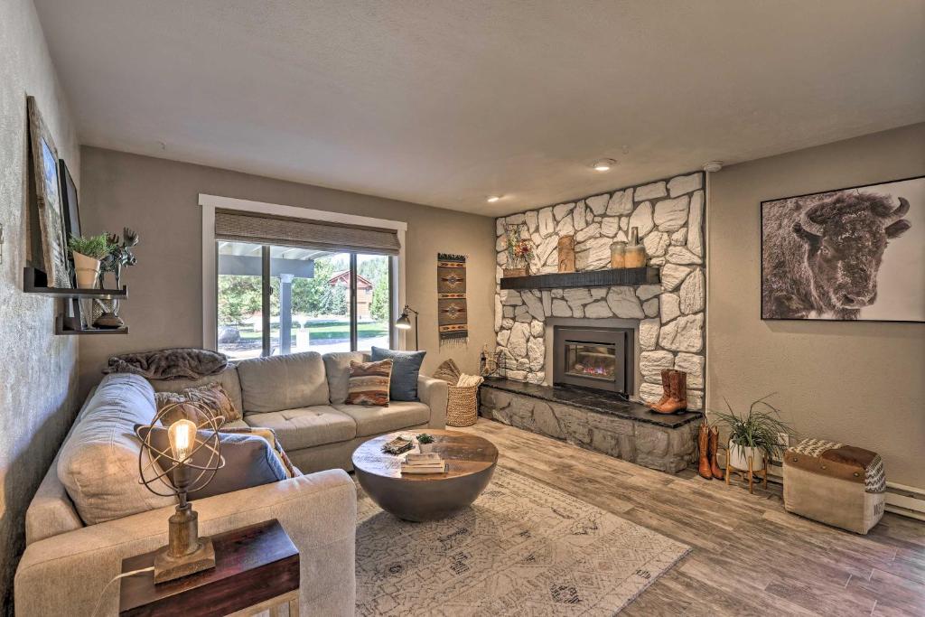 Istumisnurk majutusasutuses 2 Mi to Rocky Mtn Natl Park Grand Lake Condo