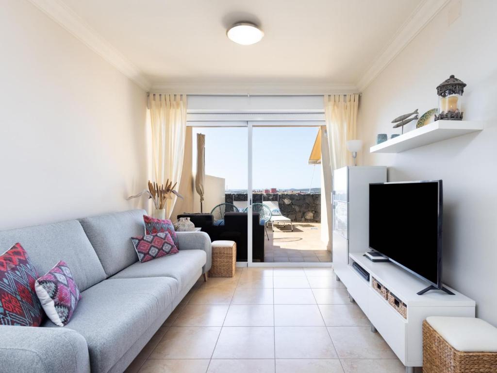 TV a/nebo společenská místnost v ubytování PillowAbroad - Sea view terrace