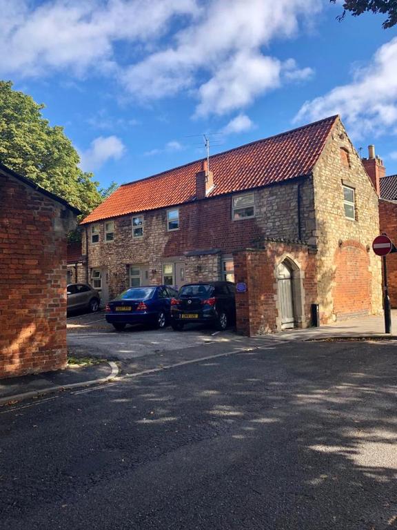 Castle Hotel & Apartments - Twin Room - Disability Access