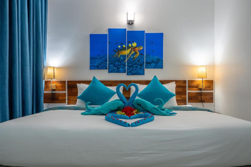 Postel nebo postele na pokoji v ubytování Ithaa Dhigurah Maldives
