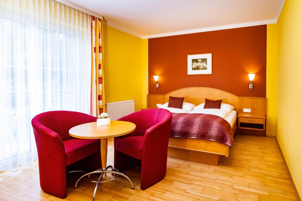 Postel nebo postele na pokoji v ubytování Golf & Thermenland Sonnenpension Frühstückshotel Burgauberg Stegersbach