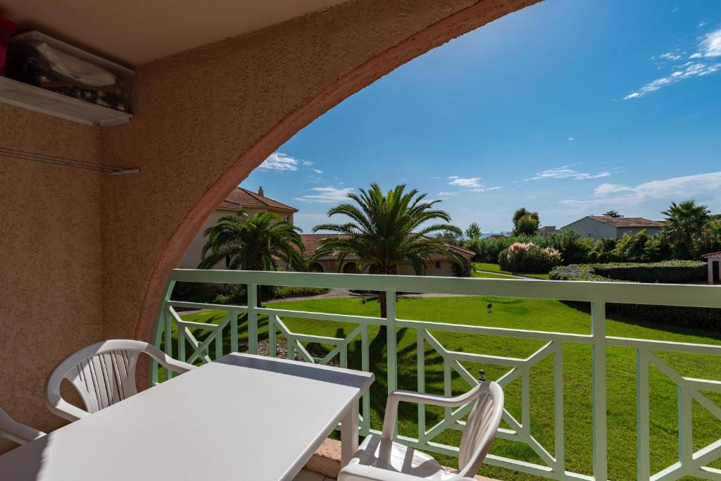 d'un balcon avec une table et des chaises et une vue. dans l'établissement Arinella, à San-Nicolao