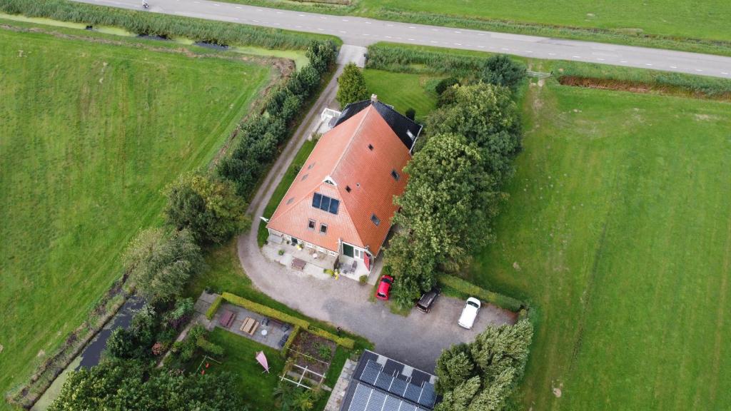 een luchtfoto van een huis in een veld bij de Stjelp Pleats in Lemmer