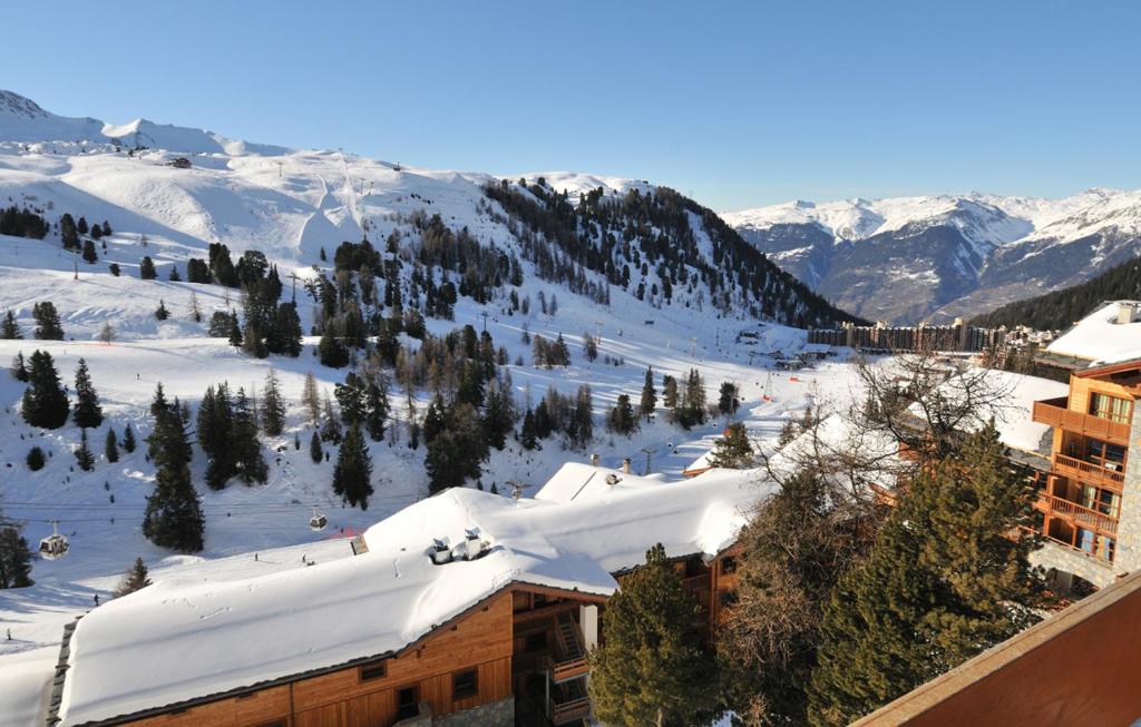 un lodge de ski avec neige sur le toit d'une montagne dans l'établissement LA PLAGNE Appartement 2 pièces 30m² à BELLE-PLAGNE, à La Plagne Tarentaise