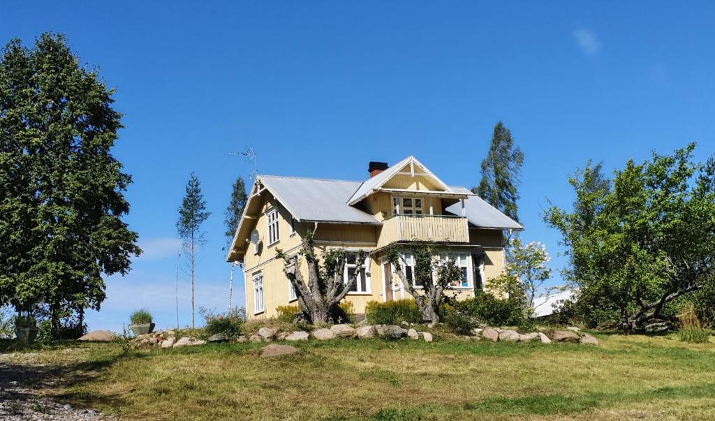 una casa sentada en la cima de un campo de hierba en Lövåsängen, en Årjäng