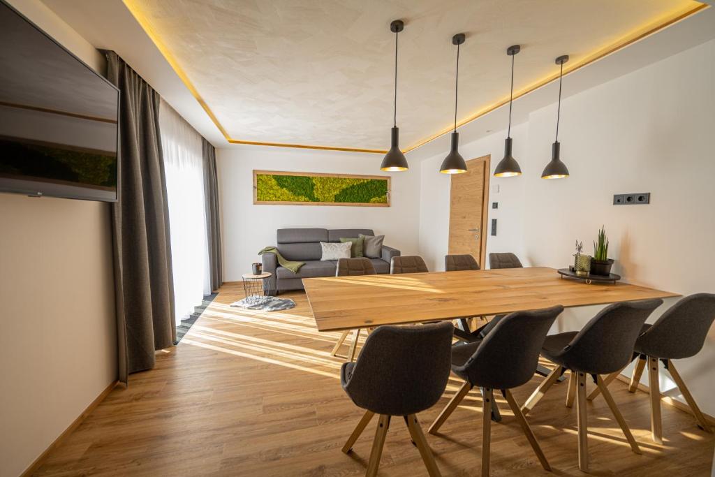 sala de estar con mesa de madera y sillas en Apart Walser en Seefeld in Tirol