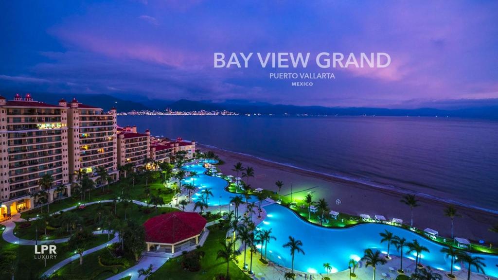 プエルト・バジャルタにあるParadise apartment, private beach condo Bay View Grandの湾の景色を望むグランドリゾートで、ビーチの景色を望めます。
