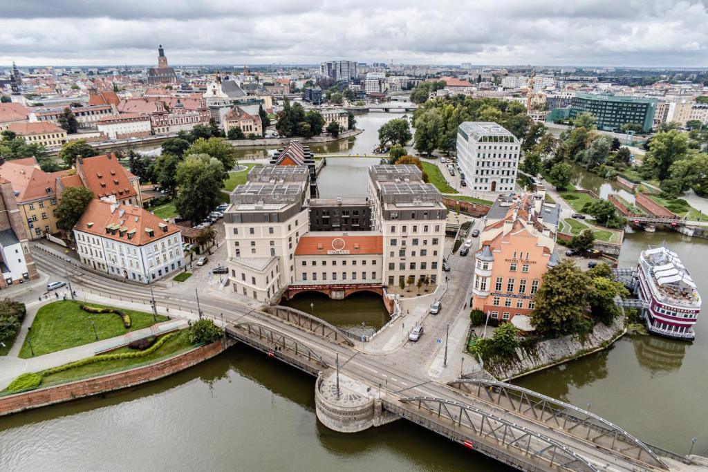 een luchtzicht op een stad met een brug bij AboutArtApartments - Młyn Maria in Wrocław