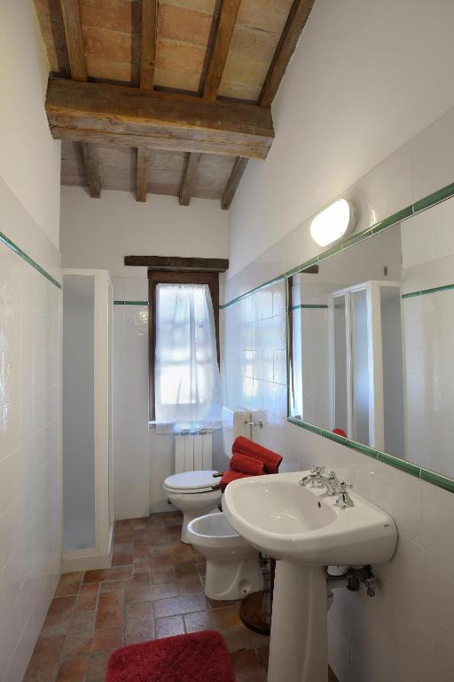 A bathroom at Le Gorghe di Valmarino