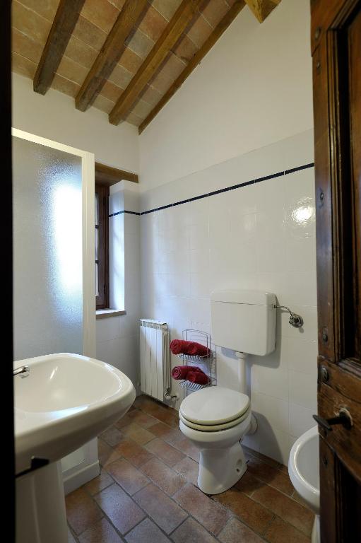 A bathroom at Le Gorghe di Valmarino
