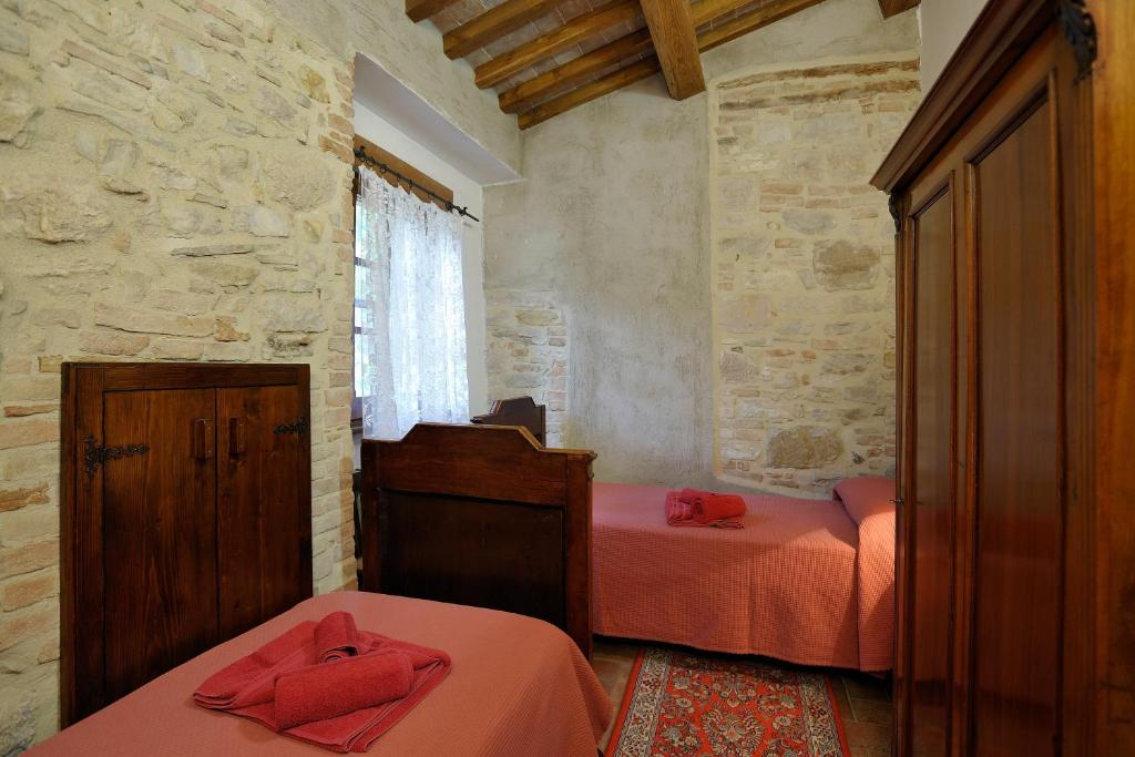 A bed or beds in a room at Le Gorghe di Valmarino